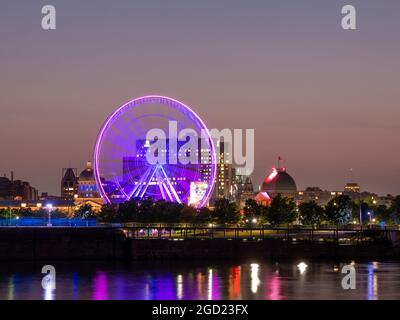 Montréal Québec Canada. Août 2021. Vue nocturne de la ville sur le vieux port de Montréal, Québec, Canada Banque D'Images