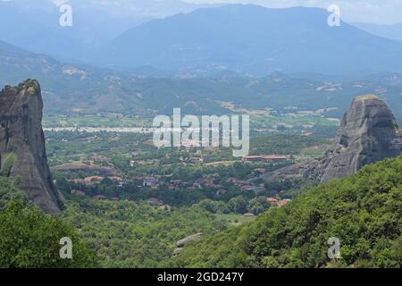 La ville de Kalabaka, en Grèce, est vue depuis Meteora pendant une journée d'été. Banque D'Images