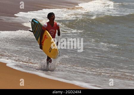 Chennai, Tamil Nadu, Inde. 10 août 2021. Un participant surfe lors du festival annuel Covelong point Classic Surf à Kovalam, à la périphérie de Chennai. (Image de crédit : © Sri Loganathan/ZUMA Press Wire) Banque D'Images