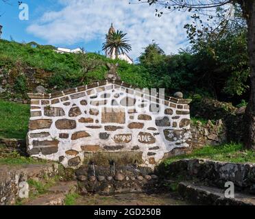 SAN ANDRES DE TEIXIDO, ESPAGNE - 13 septembre 2020 : Fontaine des trois tuyaux dans la San Andres de Teixido, Cedeira, Galice, Espagne. Banque D'Images