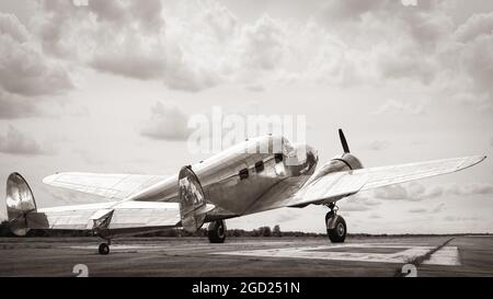 avion historique sur une piste prête pour le décollage Banque D'Images