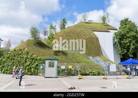 Le Marble Arch Mound, la nouvelle attraction touristique de Londres. Un homme a fait une structure de colline couverte d'arbres et d'herbe avec une plate-forme d'observation au sommet. Banque D'Images