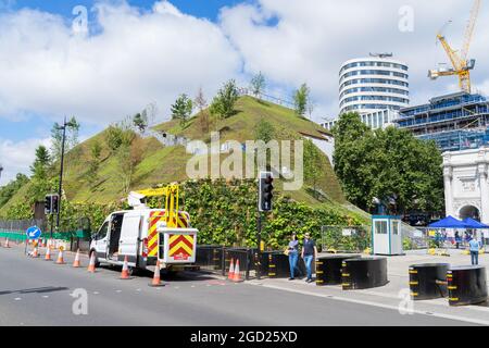 Le Marble Arch Mound, la nouvelle attraction touristique de Londres. Un homme a fait une structure de colline couverte d'arbres et d'herbe avec une plate-forme d'observation au sommet. Banque D'Images