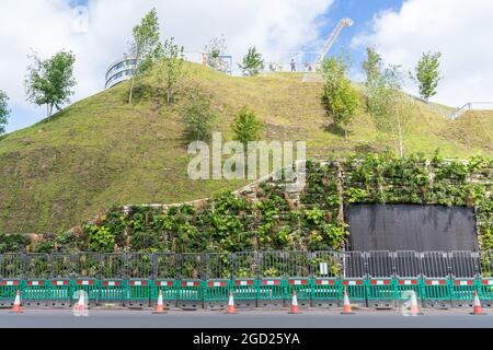 Le Marble Arch Mound, la nouvelle attraction touristique de Londres. Un homme a fait une structure de colline couverte d'arbres et d'herbe avec une plate-forme d'observation au sommet. Banque D'Images