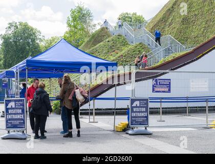 Le Marble Arch Mound, la nouvelle attraction touristique de Londres. Un homme a fait une structure de colline couverte d'arbres et d'herbe avec une plate-forme d'observation au sommet. Banque D'Images