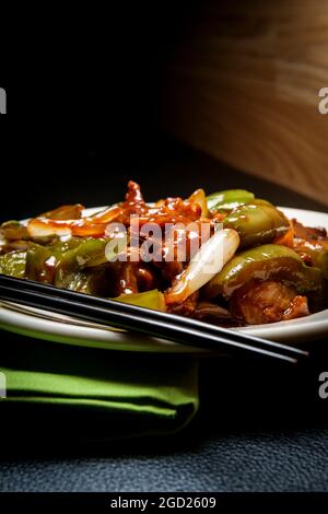 Recette de cuisine chinoise steak de poivre avec baguettes Banque D'Images