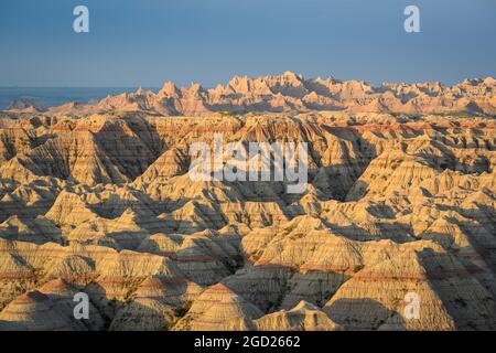 La vue depuis Big Badlands donne sur le parc national de Badlands, Dakota du Sud. Cette vue montre la partie est du mur des Badlands et le caractéristique Banque D'Images