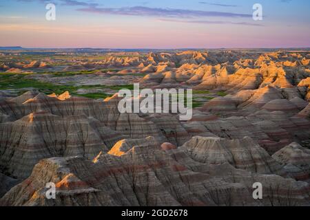 La vue de Big Badlands Overolook au lever du soleil dans le parc national de Badlands, Dakota du Sud. Banque D'Images