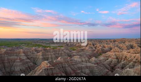 Vue depuis Big Badlands vue au lever du soleil dans le parc national de Badlands, Dakota du Sud. Banque D'Images