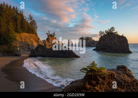 Plage secrète, Samuel H. Boardman State Scenic Corridor, le sud de l'Oregon coast. Banque D'Images