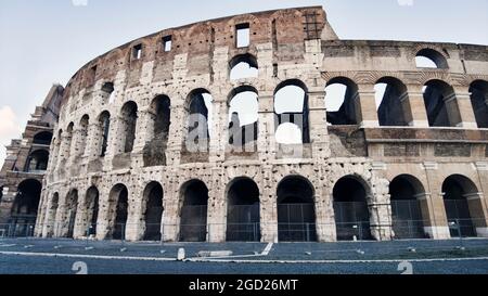 Colisée ou amphithéâtre Flavius dans le Colosseo italien, le plus grand amphithéâtre ancien du monde, patrimoine de la Rome antique et des atracti du monde célèbre Banque D'Images