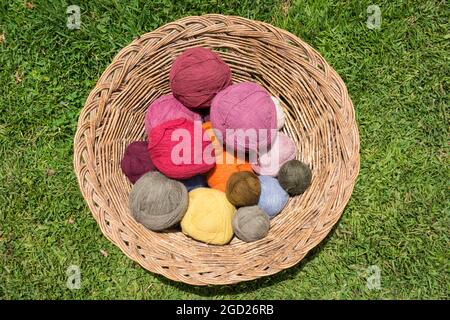 Panier de fils d'alpaga naturellement teints pour le tissage de tissus dans le village de Misminay, Vallée Sacrée, Pérou. Banque D'Images