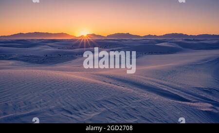 Coucher de soleil sur les montagnes de San Andres et les dunes de sable au parc national de White Sands, Nouveau-Mexique, États-Unis. Banque D'Images