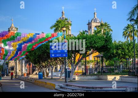 Plaza et églises dans le centre-ville de San Blas, Riviera Nayarit, Mexique. Banque D'Images