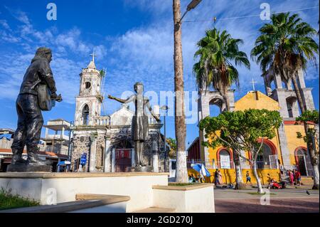 Statues dans la plaza et les églises de San Blas, Riviera Nayarit, Mexique. Banque D'Images