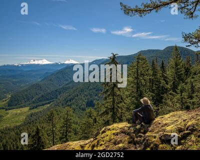 Randonneur en admirant la vue sur les pics de Cascade depuis Castle Rock Trail, Willamette National Forest, Oregon. Banque D'Images