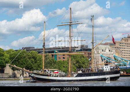 Londres, Royaume-Uni. 10 août 2021. Le grand bateau « Pelican of London » près de la Tour de Londres. Unique parmi les Riggers carrés, sa forme de coque a été dérivée des tondeuses d'élite françaises de la fin du XIXe siècle, avec un rapport longueur/largeur de 5:1. Elle sera amarrée à côté du HMS Belfast jusqu'au 14 août. TS Pelican est principalement conçu comme un navire de formation à la voile mais aussi en concurrence dans des événements dans le monde entier. Credit: Stephen Chung / Alamy Live News Banque D'Images