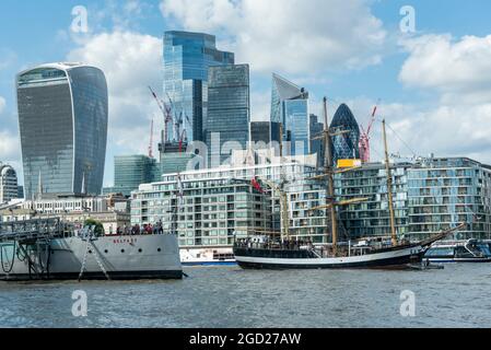 Londres, Royaume-Uni. 10 août 2021. Le grand navire « Pelican of London » après avoir traversé Tower Bridge. Unique parmi les Riggers carrés, sa forme de coque a été dérivée des tondeuses d'élite françaises de la fin du XIXe siècle, avec un rapport longueur/largeur de 5:1. Elle sera amarrée à côté du HMS Belfast jusqu'au 14 août. TS Pelican est principalement conçu comme un navire de formation à la voile mais aussi en concurrence dans des événements dans le monde entier. Credit: Stephen Chung / Alamy Live News Banque D'Images