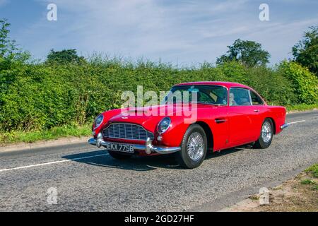 1964 60s rouge Aston Martin DB5 3995cc, 2dr coupé en route vers Capesthorne Hall Classic July car show, Cheshire, Royaume-Uni Banque D'Images