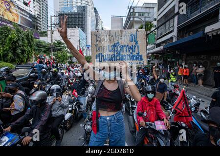 Bangkok, Bangkok, Thaïlande. 10 août 2021. Des milliers de citoyens thaïlandais se sont rassemblés dans le centre de Bangkok pour participer à une manifestation mobile sur les voitures, se réunissant dans toute la ville pour poursuivre leur campagne de protestation en faveur de la démocratie. La manifestation a été menée par le groupe d'activistes du Front Uni de Thammasart et de démonstration. Après le début de la manifestation, plusieurs groupes de jeunes manifestants ont séjourné et se sont engagés auprès de la police anti-émeute dans des combats de rue qui se sont produits pendant plusieurs heures et ont vu la police utiliser des gaz lacrymogènes, des balles en caoutchouc et des canons à eau contre des manifestants brandissant des cocktails molotov. Banque D'Images