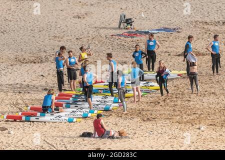 Membres du Newquay Surf Lifesaving Club et de leurs conseils de sauvetage Vanquish lors d'une séance de formation à Fistral à Newquay, en Cornwall. Banque D'Images