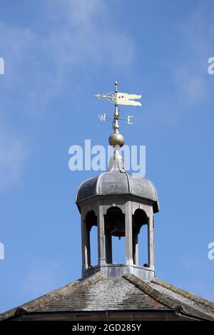 Trous de balle dans le temps Vane sur la croix de marché, (également connu sous le nom de Buttermarket) à la suite d'un concours de tir en 1804, Barnard Castle, Royaume-Uni Banque D'Images