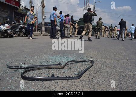 Srinagar. 10 août 2021. Une attaque à la grenade a eu lieu sur les forces de sécurité à Amira Kadal, à Srinagar. Banque D'Images