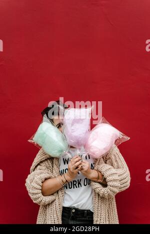 Image de Vertica image drôle d'une femme regardant à travers le coton bonbon copie espace Banque D'Images