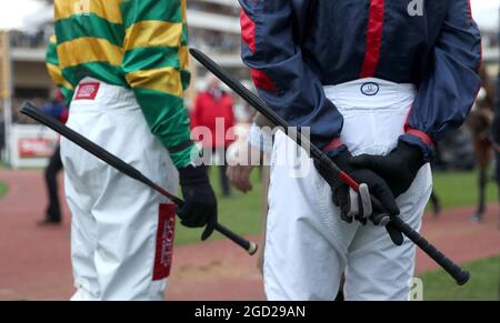 Photo du dossier datée du 16-03-2017 de jockeys tenant leurs fouets. Date de publication : le mardi 10 août 2021. Banque D'Images