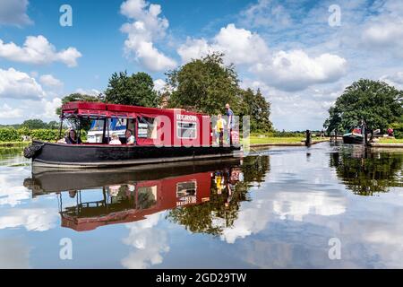 River Wey Navigations famille traditionnelle vacances d'été location narrowboat avec la famille quittant Papercourt Lock le jour d'été Surrey Angleterre Royaume-Uni Banque D'Images