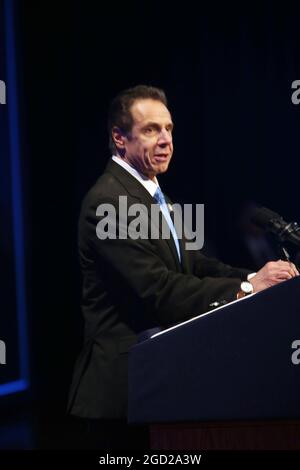 **PHOTO DU FICHIER** le gouverneur de NY Andrew Cuomo démissionne dans le scandale du harcèlement. NEW YORK, NEW YORK-JANVIER 8 : le gouverneur de l'État de New York Andrew Cuomo prononce le discours sur l'état de l'État de 2020 qui s'est tenu au Capitole de l'État de New York le 8 janvier 2020 à Albany, New York . Crédit : mpi43/MediaPunch Banque D'Images