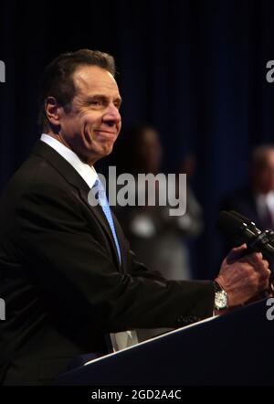 **PHOTO DU FICHIER** le gouverneur de NY Andrew Cuomo démissionne dans le scandale du harcèlement. NEW YORK, NEW YORK-JANVIER 8 : le gouverneur de l'État de New York Andrew Cuomo prononce le discours sur l'état de l'État de 2020 qui s'est tenu au Capitole de l'État de New York le 8 janvier 2020 à Albany, New York . Crédit : mpi43/MediaPunch Banque D'Images