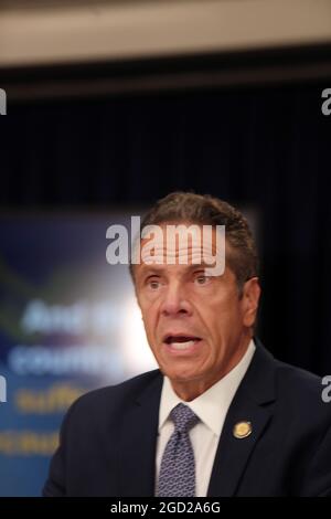 **PHOTO DU FICHIER** le gouverneur de NY Andrew Cuomo démissionne dans le scandale du harcèlement. NEW YORK, NY - 1er JUILLET : le gouverneur de New York Andrew Cuomo tient sa conférence de presse quotidienne sur la mise à jour de la COVID-19 où il a annoncé de nouvelles restrictions et mis en quarantaine de nouveaux États qui se sont tenus au bureau du gouverneur le 1er juillet 2020 à New York. Crédit : mpi43/MediaPunch Banque D'Images