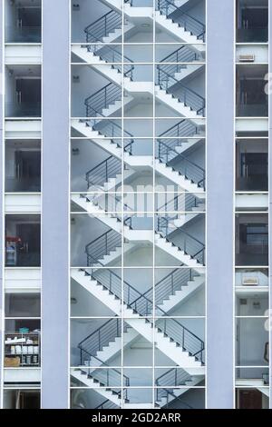 Escalier de sortie de secours à l'intérieur du bâtiment. Vue de l'extérieur. Escaliers de sortie de secours Banque D'Images