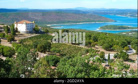 Vue sur le vignoble dans la vallée avec beau lac bleu en été - Lac de sainte croix, France Banque D'Images