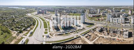 vue aérienne d'un grand chantier urbain. construction de nouveaux immeubles d'appartements dans un quartier résidentiel. photo panoramique. Banque D'Images