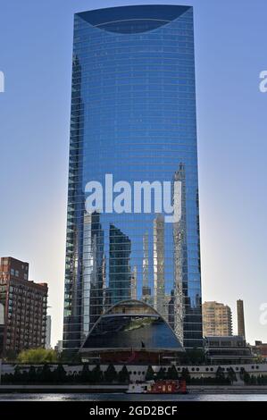 Une croisière sur le fleuve offre une vue imprenable sur l'horizon architectural le long de la rivière Chicago, Chicago il Banque D'Images