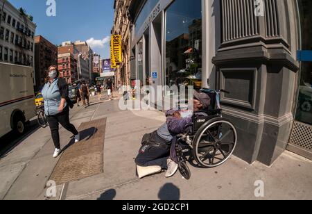 Homme sans domicile en fauteuil roulant à Noho, à New York, le vendredi 6 août 2021. (© Richard B. Levine) Banque D'Images