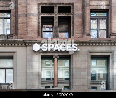 Un panneau annonce l'emplacement d'un espace de travail conjoint Spaces dans le quartier de Gramercy Park à New York le samedi 7 août 2021. (© Richard B. Levine) Banque D'Images