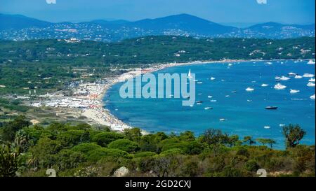 Vue panoramique sur la mer méditerranée avec des bateaux contre le ciel bleu d'été et le fond des montagnes - Plage de pampelonne, Saint-Tropez (concentration sur le bas thi Banque D'Images