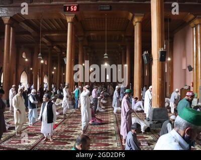 Historique Jamia Masjid Nowhatta Srinagar ouvert pour les prières du vendredi après des restrictions de covid. Banque D'Images