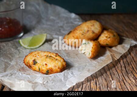 Boulettes de poisson frites, en-cas local populaire, Brésil Banque D'Images