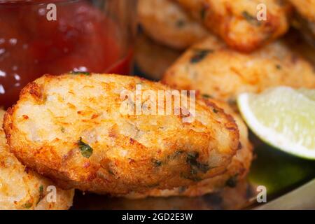 Boulettes de poisson frites, en-cas local populaire, Brésil Banque D'Images