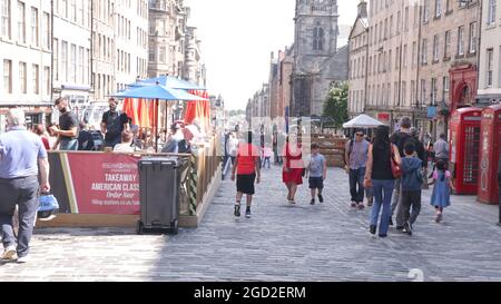 Édimbourg Écosse 10 août 2021 les foules à Édimbourg le long du Royal Mile profitent du soleil d'été et des événements du Fringe Festival 9c) GedNoonan/Alamy Banque D'Images