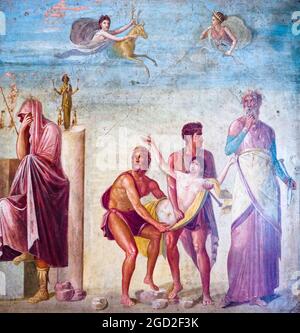 Le sacrifice d'Iphigenia le prophète Calchas, afin de favoriser le voyage des navires achéens à Troie, impose le sacrifice d'Iphigenia, en présence de son père horrifié Agamemnon, ainsi que Ulysses et Diomedes. L'histoire, inspirée par l'Iphigenia d'Euripide à Aulide, sera résolue en remplaçant la jeune fille par un cerf envoyé par Artemis fresco Pompéi, Casa del Poeta Tragico (Maison du poète tragique) 45-79 AD Banque D'Images