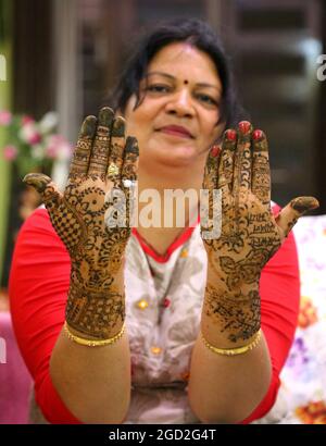 Beawar, Rajasthan, Inde, 10 août 2019: Femme indienne pose pour des photographies après avoir appliqué Heena sur ses mains à l'occasion du festival Sinjar devant Sawan Teej à Beawar. Crédit : Sumit Saraswat/Alay Live News Banque D'Images