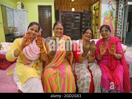Beawar, Rajasthan, Inde, 10 août 2019: Les femmes indiennes posent pour des photographies après avoir appliqué Heena sur leurs mains à l'occasion du festival Sinjar devant Sawan Teej à Beawar. Crédit : Sumit Saraswat/Alay Live News Banque D'Images