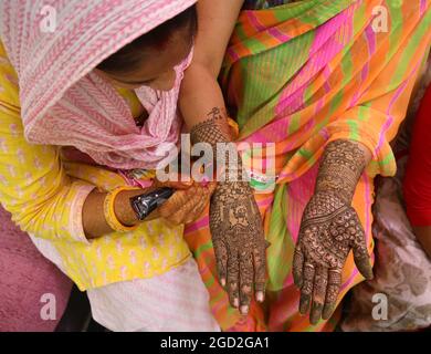 Beawar, Rajasthan, Inde, 10 août 2019: Une femme indienne Get heena a appliqué sur ses mains à l'occasion du festival Sinjar avant Sawan Teej à Beawar. Crédit : Sumit Saraswat/Alay Live News Banque D'Images