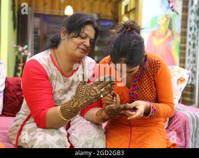 Beawar, Rajasthan, Inde, 10 août 2019: Une femme indienne Get heena a appliqué sur ses mains à l'occasion du festival Sinjar avant Sawan Teej à Beawar. Crédit : Sumit Saraswat/Alay Live News Banque D'Images