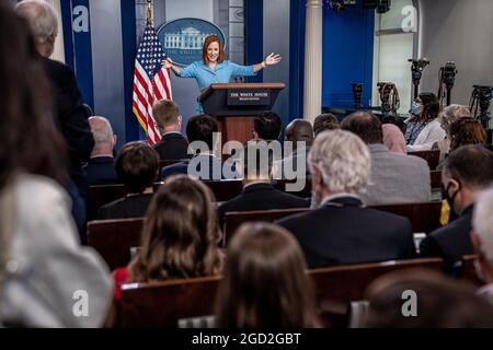 Washington, États-Unis. 10 août 2021. Le secrétaire de presse de la Maison Blanche, Jen Psaki, prend la parole lors d'un briefing quotidien à la Maison Blanche à Washington, DC, le mardi 10 août 2021. Photo de Ken Cedeno/UPI crédit: UPI/Alay Live News Banque D'Images